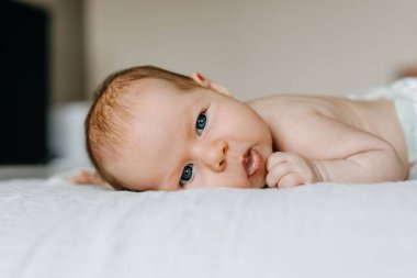 İki aylık bebek karnının üstünde yatıyor..