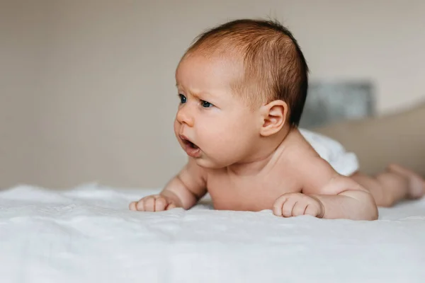 Δύο Μήνες Μωρό Κρατώντας Κεφάλι Ψηλά Ξαπλωμένο Στην Κοιλιά Προσπαθώντας — Φωτογραφία Αρχείου