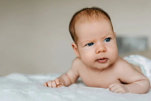 Δύο Μήνες Μωρό Κρατώντας Κεφάλι Ψηλά Ξαπλωμένο Στην Κοιλιά — Φωτογραφία Αρχείου