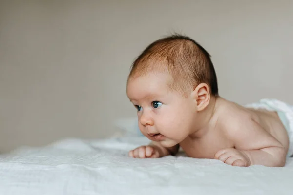 Δύο Μήνες Μωρό Που Κρατάει Κεφάλι Ψηλά Ξαπλωμένο Στην Κοιλιά — Φωτογραφία Αρχείου
