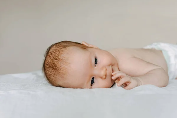 Νεογνό Μωρό Χαμογελά Ξαπλωμένο Στο Κρεβάτι Την Κοιλιά — Φωτογραφία Αρχείου