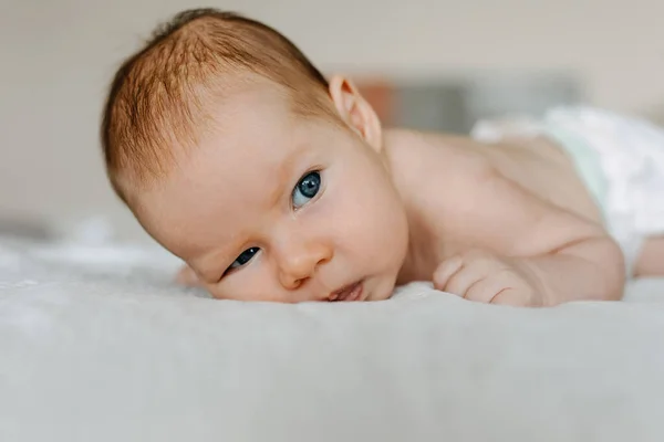 Dois Meses Idade Bebê Fazendo Sério Rosto Concentrado Deitado Cama — Fotografia de Stock