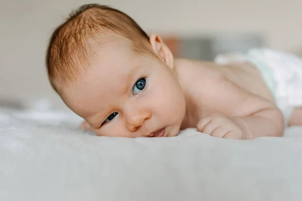 Bébé Deux Mois Faisant Face Concentrée Sérieuse Couché Sur Lit — Photo