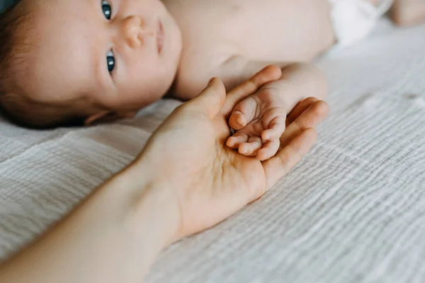 Anne Küçük Bebek Elini Tutuyor Yakın Plan — Stok fotoğraf