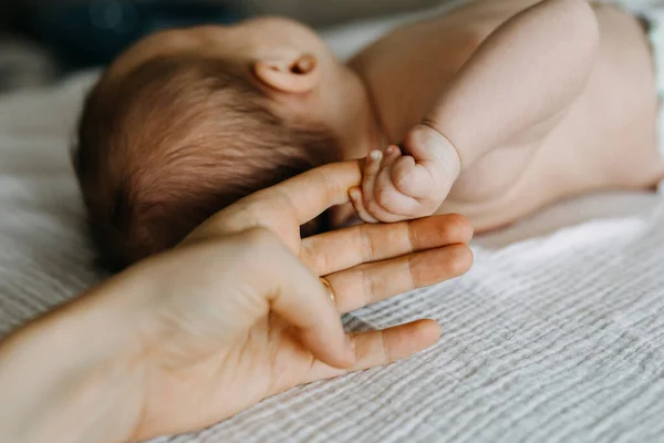 Zbliżenie Noworodka Trzymając Palec Matki — Zdjęcie stockowe