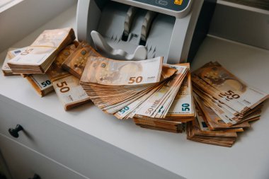 50 Euro 'luk banknotlar bir hesap makinesinin yanında.