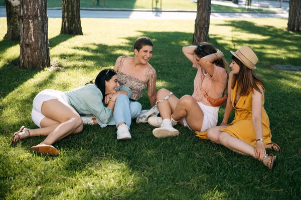 Група Чотирьох Жінок Які Сидять Парку Сонячний День Спілкуються Сміються — стокове фото