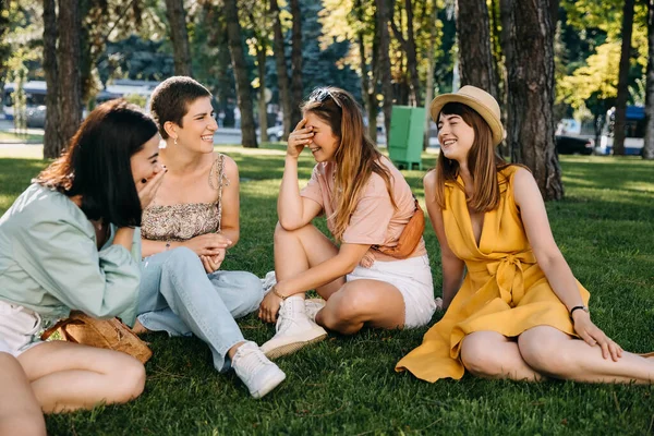 Group Young Women Sitting Grass Outdoors Park Chatting Laughing — Stockfoto