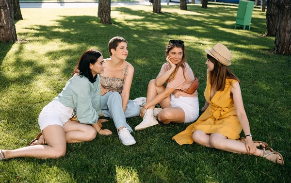 Group Young Women Friends Sitting Grass Outdoors Park Chatting Smiling — Φωτογραφία Αρχείου