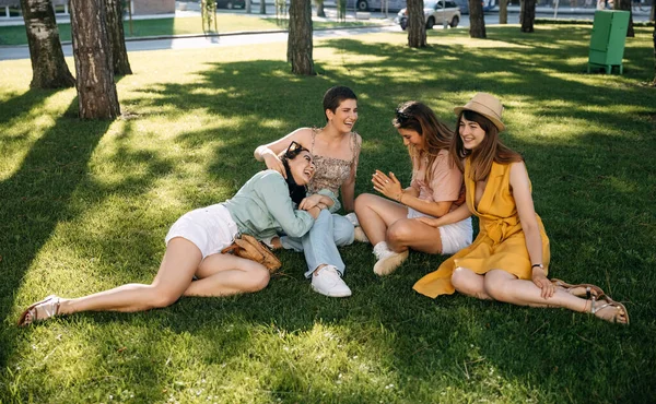 Four Women Friends Sitting Park Sunny Day Chatting Laughing — Φωτογραφία Αρχείου