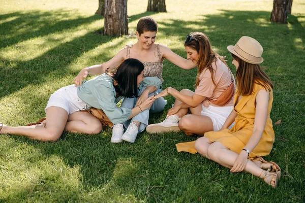 Group Young Women Sitting Grass Outdoors Park Chatting Smiling — Stockfoto