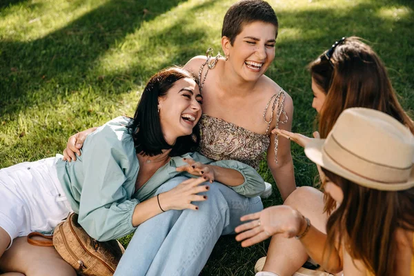 Group Young Women Outdoors Having Good Time Chatting Sitting Green — Fotografia de Stock