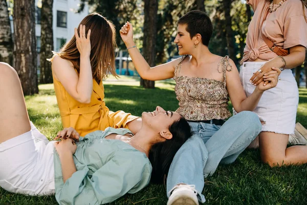 Group Four Women Outdoors Having Good Time Sitting Green Grass — Stock Photo, Image