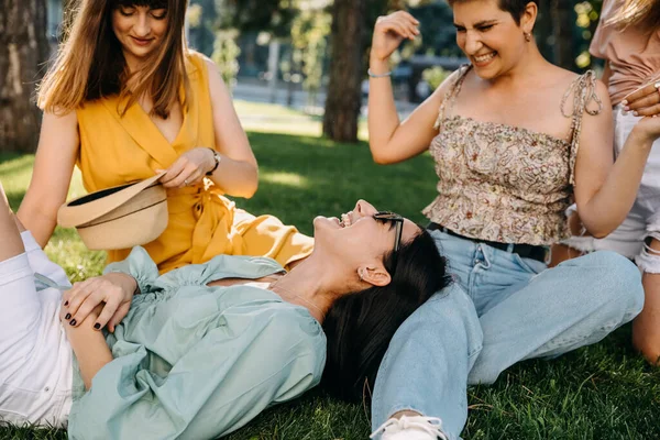 Group Friends Outdoors Having Good Time Sitting Green Grass Laughing — Φωτογραφία Αρχείου