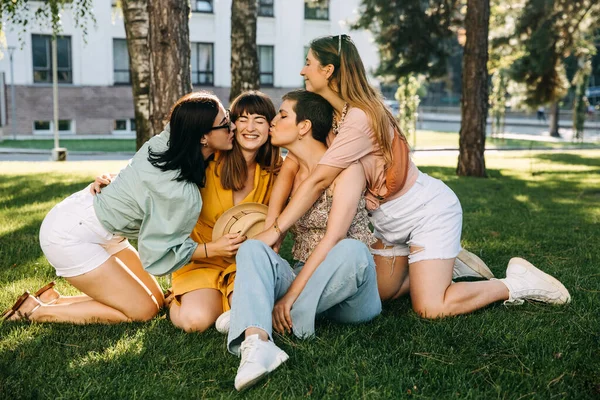 Group Four Friends Sitting Park Green Grass Hugging Smiling — Φωτογραφία Αρχείου
