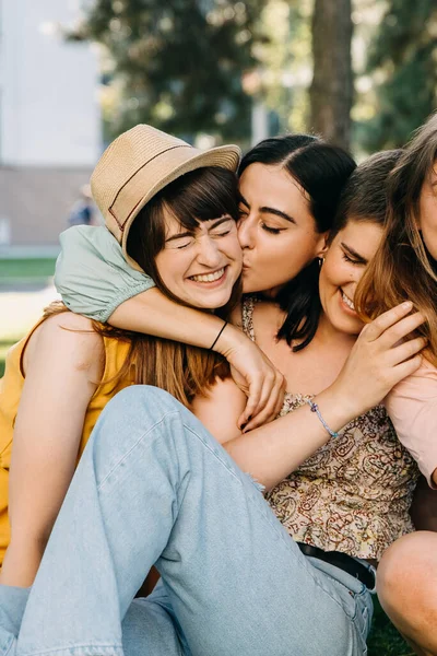Young Women Best Friends Outdoors Having Fun Hugging Laughing — Φωτογραφία Αρχείου