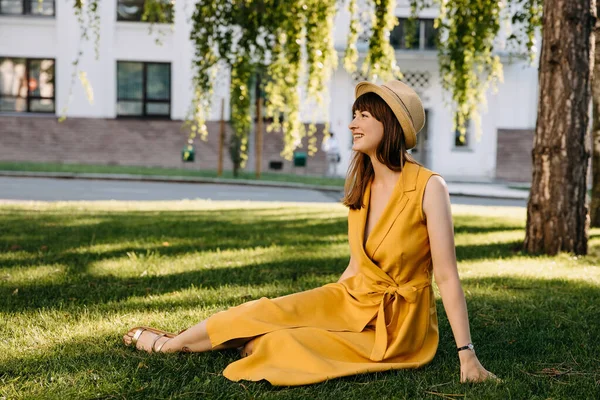 Young Brunette Woman Wearing Straw Hat Bright Yellow Dress Sitting — Stockfoto