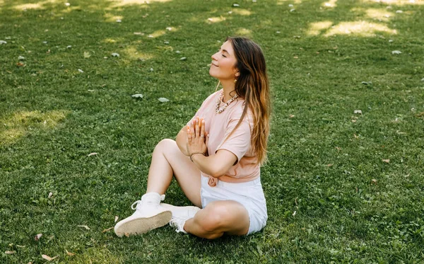 Young Woman Sitting Green Grass Park Yoga Pose — Stock fotografie