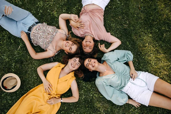 Группа Четырех Молодых Женщин Лежащих Зеленой Траве Открытом Воздухе Парке — стоковое фото