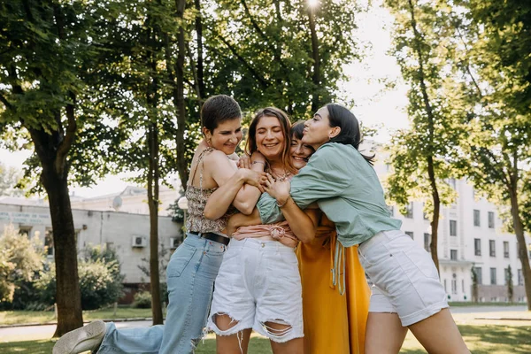 Group Young Women Park Having Good Time Hugging Laughing — Φωτογραφία Αρχείου
