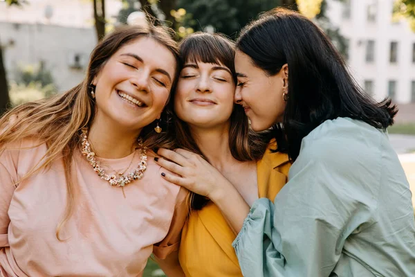 Closeup Portraits Three Young Women Hugging Smiling — Φωτογραφία Αρχείου