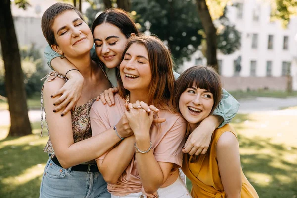 Retratos Cerca Cuatro Mujeres Jóvenes Abrazándose Sonriendo Aire Libre —  Fotos de Stock