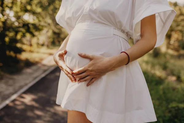 Close Van Een Zwangere Vrouw Witte Jurk Hand Hand Buik — Stockfoto