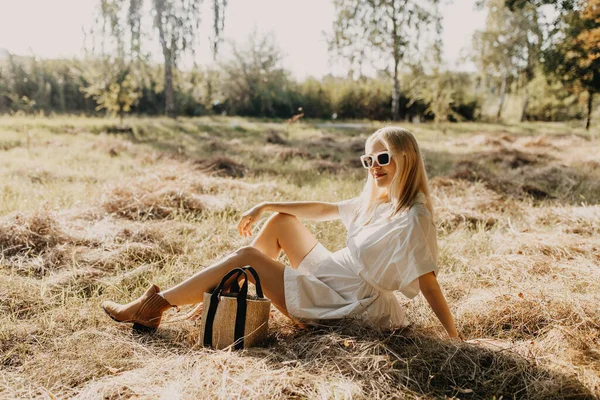 Pregnant Woman White Mini Dress Sitting Dry Grass Field Sunny — Stock Photo, Image