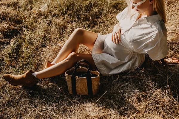 Mujer Embarazada Mini Vestido Blanco Sentada Sobre Hierba Seca Campo — Foto de Stock