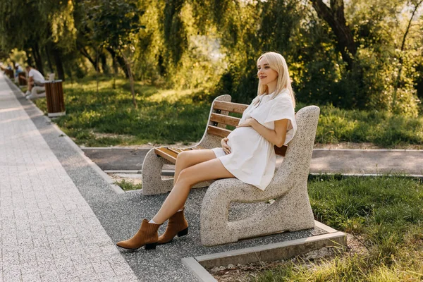 Mulher Grávida Vestido Branco Sentado Banco Parque Dia Ensolarado — Fotografia de Stock