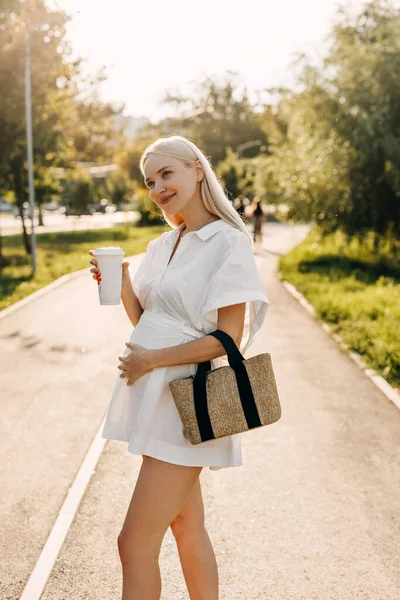 Těhotná Žena Procházející Parku Držící Šálek Kávy Usmívající — Stock fotografie