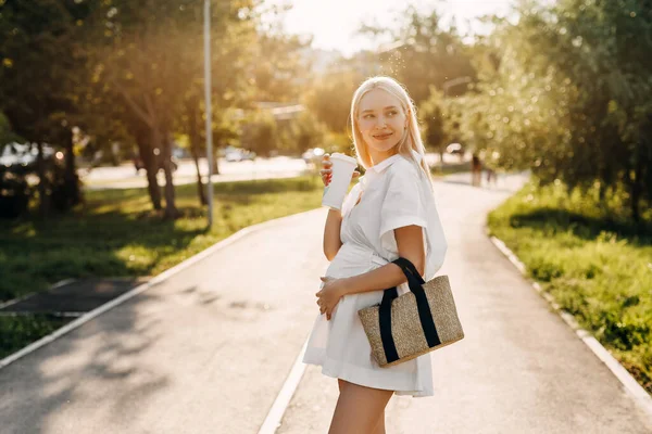 Donna Incinta Che Cammina Parco Tenendo Andare Tazza Caffè — Foto Stock