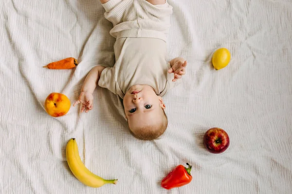 Bebé Acostado Entre Diferentes Frutas Verduras Concepto Diversificación Alimentaria —  Fotos de Stock