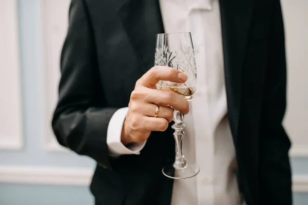 Fechar Noivos Mão Segurando Uma Taça Cristal Champanhe — Fotografia de Stock