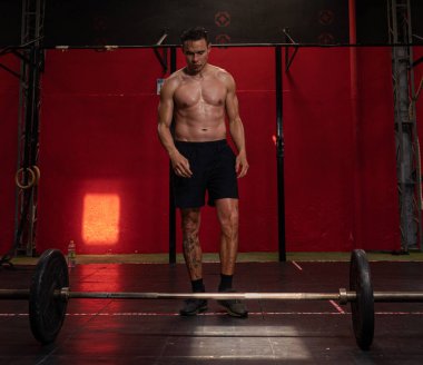 Genç adam egzersiz rutinini yapıyor. 