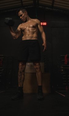 Spor sonrası fitness modeli pozu 