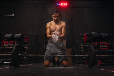 Genç adam egzersiz rutinini yapıyor. 