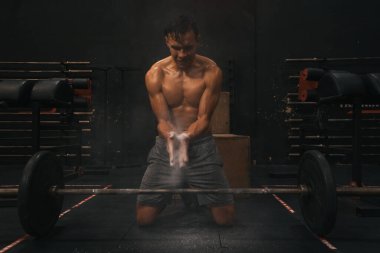 Genç adam egzersiz rutinini yapıyor. 