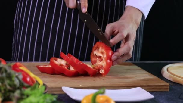 Chef Cortando Pimiento Rojo — Vídeo de stock