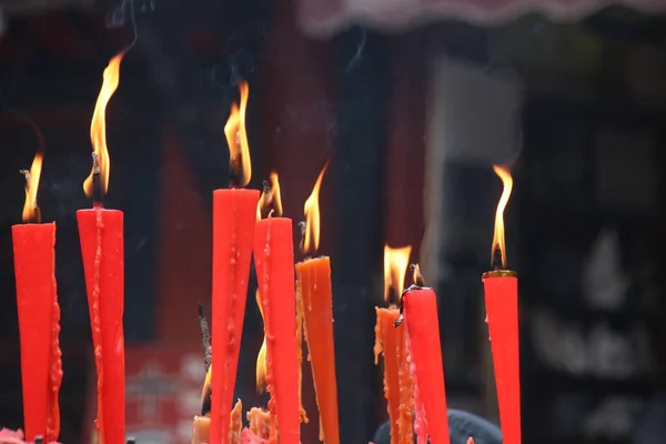 Çin Tapınağında Kırmızı Mumlar Çin Duası Çin Ritüeli — Stok fotoğraf