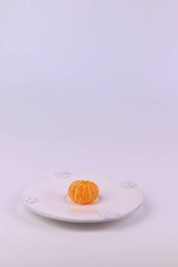 Beyaz arkaplanda Soyulmuş Turuncu