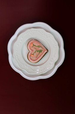 Sevgililer Günü için kalp şeklinde kurabiye.