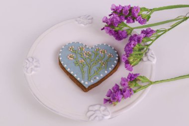 Sevgililer Günü için kalp şeklinde kurabiye.