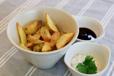 Ev yapımı mayonez soslu patates kızartması.