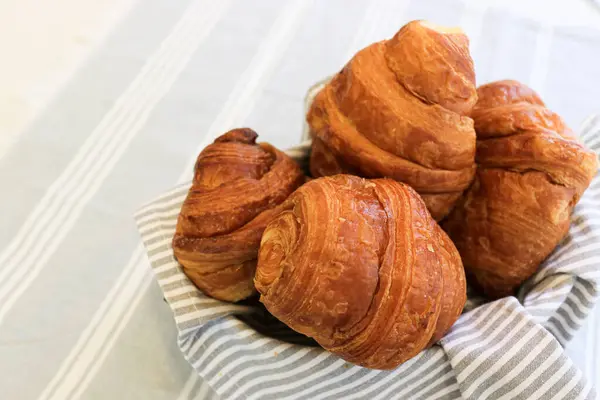 Korg Med Franskt Bröd Croissant Frukost Vid Fönstret — Stockfoto