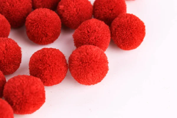 Beyaz Arkaplanda Wool Dan Red Pom Pom — Stok fotoğraf