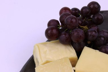 Üzüm ve Çeşitli Peynir, Soğuk Pirzola