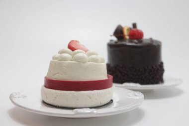 Beyaz arka planda Çilekli Mousse pastasını kapat