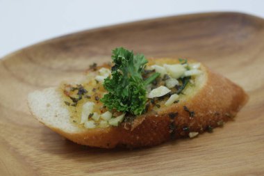 Aperatif olarak ahşap tepside sarımsaklı ekmek.