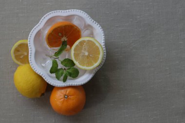 Bir dilim taze portakal ve naneli limon.